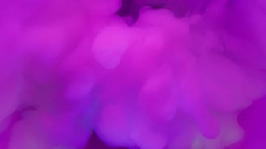 Duman akıntısı. Mor akış. Karanlık su arka planında çözünmüş renk ışık dalgası sızıntısı. Parlak mor neon pigment sanat objektifi efekti.