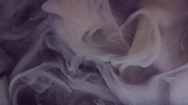 Sis dalgası. Duman karışımı. Gri toz dumanı mürekkebi suya düşer. Mistik kül bulutu dağılmış. Menekşe arkaplan üzerine soyut doku sıçramış..