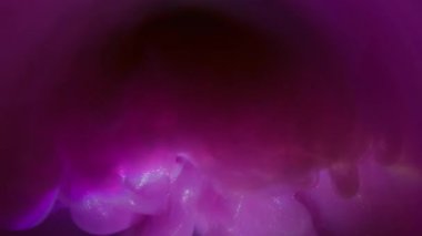 Sanat buharı. Odaklanamayan akış. Yumuşak parlayan mor sıvı yüzey bulutu soyut su arkaplanı. Neon rengi pırıl pırıl sis akışı.