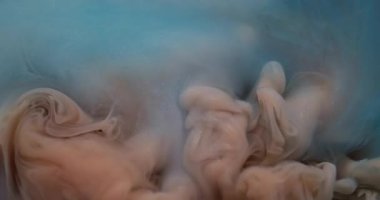 Duman akışı. Soyut mürekkep. Odaklanmamış mavi bronz rengi dumanı ruhani dokusu yaratıcı sanat arka planında hareket eden kimyasal sıvıyı harmanlıyor.