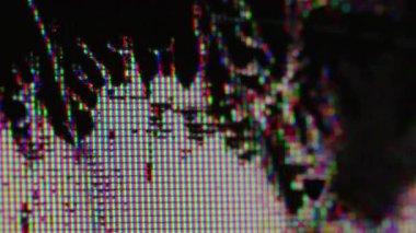 Kırık ekran. Gürültülü objeler. Çarpışan siyah çatırtı akış arızası. Kırık TV yüzeyinin odaksız piksel cam dokusunu üstüste koy.