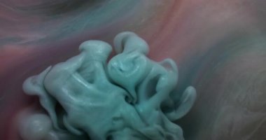 Boya damlası. Atmosferik duman. Odaklanmamış mavi mor renk bulut su sıvısı kimyasal sıçrama soyut sanat arka planında yüzüyor.