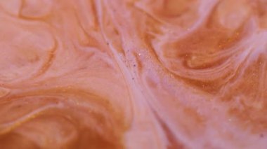 Mürekkep karışımı. Parlak sıvı. Soyut arkaplana yayılan altın sarısı beyaz mermer rengi kimyasal sıvı akrilik..