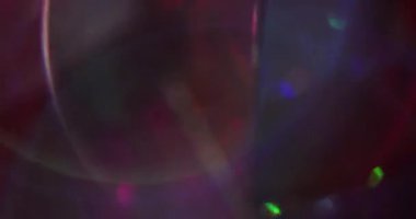 Odaklanmamış renk yansıması. Daire şeklinde bir bakış. Yeşil mavi turuncu kaleydoskop mercek bulanık bokeh ışık arkaplanındaki işaret fişeği hareketi.