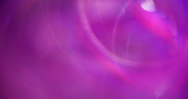 Çember mercek fişeği. Bulanık renkli neon. Açık pembe soyut yuvarlak parçacıklar ışıldıyor. Yanardöner ışıldıyor. Bokeh etkisi ile modern arkaplan..