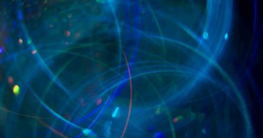 Renkli daireler. Bulanık festival alevi. Soyut parlak bokeh ışık arkaplanındaki mavi optik kaleydoskop.