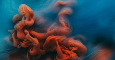 Sis dokusu. Mürekkep suyu. Bulanık turuncu mavi duman kimyasal madde. Soyut sanat akrilik arka planında yüzen sıvı dalga..