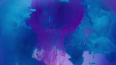 Mistik mürekkep. Neon dumanı. Mavi menekşe mor toz boyası cam elması bulanık su karışımı renginde. Sanat sıvısı dumanı soyut yuvarlak mercek arka planı.