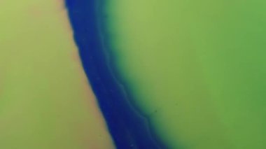 Karışık su sıçratma. Sıvı dökülmesi. Soyut sanat arka planında büyüyen sudaki mavi renkli kimyasal mermer leke..