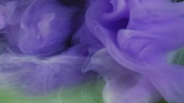 Duman döküldü. Sis dalgası. Mor yeşil sıvı boya dumanı girdap patlaması. Duvak fırtınası boyası renk karışımı bulanık arkaplan.