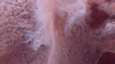 Mürekkep simleri. Dalga arkaplanı. Soyut yaratıcı sanata yayılan, çözünmüş kahverengi, beyaz, parlak, kimyasal su karışımı bir nokta..