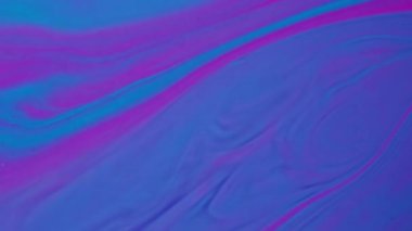 Nehir boyası. Dalgalı mürekkep. Odaklanmamış mavi neon rengi mermer doku ıslak lekeler soyut sanat arka planında yüzen su dalgaları.