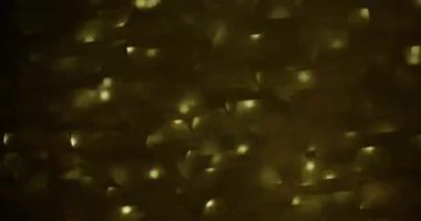 Işıl ışıl parlıyor. Görüntü pırıl pırıl parıldıyor. Aydınlatılmış şenlik soyut arka planında çokrenkli sarı yanıp sönen ışık.