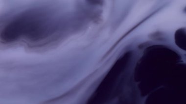 Sıvı pigmenti. Lekeli sanat. Soyut koyu arkaplan üzerinde hareket eden sıvı dalgada parlayan mavi renkli kimyasal su..