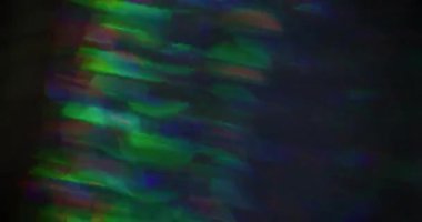 Odaklanamayan ışık patlaması. Parıltı sızıntısı. Odak dışı bulanık gökkuşağı çok renkli mercek soyut bokeh arka planda titreşiyor.