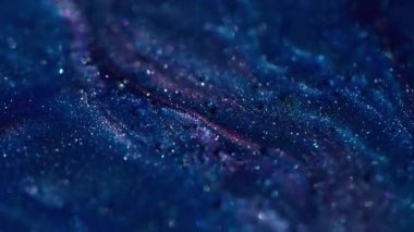 Parlak parıltı. Parıldayan su. Odaklanmamış mavi mor renkli yağ damlası. Soyut sanat arka planında yüzen kimyasal mermer sıvısı..
