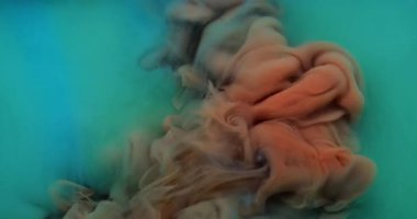 Karışık renk. Akan boya. Odaklanmamış mavi turuncu duman ruhani sis suyu nemli su soyut sanat arka planına kimyasal sıvı sıçratıyor.