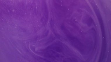 Akan duman. Bulanık girdap. Pırıl pırıl parlayan leylak mor parlak su parçacıkları soyut arkaplanda hareket eden parlak boya sıvıları..