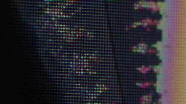 Hasarlı piksel. Analog parazit. Bozuk ekrana siyah boya serpiştiriyorum. Çok renkli arızanın dijital gürültüsü kumlu yüzeyi noktalar.