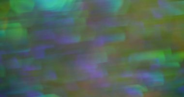 Odaklanmamış parıltı rengi. Kristal ışık. Bulanık soyut optik arka planda çok renkli yeşil mor desen radyan mercek parlaklığı.