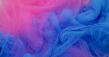 Bulut dalgası. Boya karışımı. Soyut arkaplanda hareket eden pembemsi mavi renkli su maddesi kimyasal sis akrilik sıvı.
