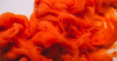 Parlak sis. Boya akışı. Bulanık turuncu bronz girdap kimyasal akrilik emülsiyon duman pigmenti soyut beyaz sanat arka planına yayılıyor.