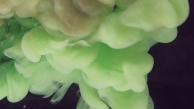 Bulut karışımı. Pigment akışı. Siyah arka planda yeşil kahverengi kabartma akışı karışımı. Soyut su tozu boyası çözünmüş sanat dokusunu döker..