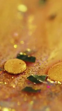 Dikey video. Parıldayan sıvı dalga. Işıldayan sıvı. Bulanık altın rengi metalik pullu parçacıklar boya parlatıcı mürekkep emülsiyonu soyut sanat arka planında bokeh ışıkları.