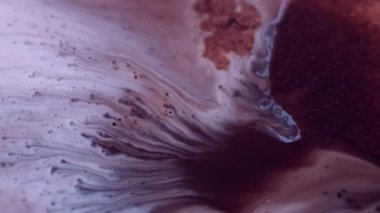 Karışık su sıçratma. Sıvı dökülmesi. Soyut arkaplanda hareket eden sıvıdaki kahverengi renkli kimyasal mermer parçacıkları çözünmüş..