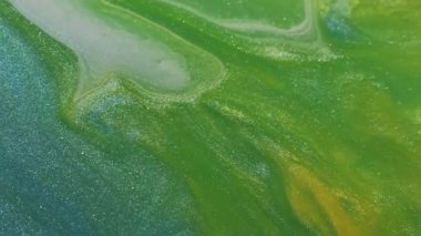 Karışık su sıçratma. Sıvı boya. Su dalgası emülsiyonunda çözünmüş sarı mavi renkli mermer mürekkep soyut sanat arka planına dökülüyor..