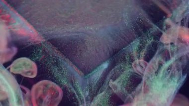 Parıldayan sıvı. Parlak dalga. Cam küpten dökülen şeffaf renkli neon duvak. Yüzen lüks inci boyası soyut su siyah zemin bulanıklığı.