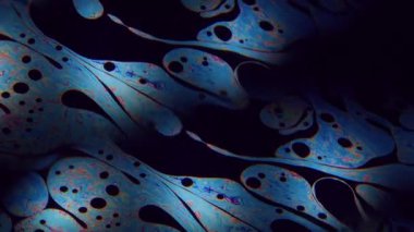 Hipnotik akım. Sabun köpüğü. Sanat petrol zemininde neon pigment mürekkep karışımı. Soyut tekrarlama prizması bulanık ışık renk karışımı.