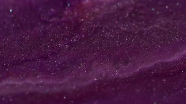 Karışık akış. Bokeh dokusu. Odaklanmamış mor parıltılı boya su sıvısı kimyasal emülsiyon soyut sanat arka planına yayılıyor.
