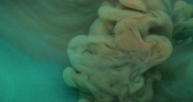 Buhar sanatı. Sis mürekkebi. Tütsülenmiş suda çözünmüş sarı renkli boya. Kimyasal akrilik sıvısı soyut ıslak arka planda yayılıyor..