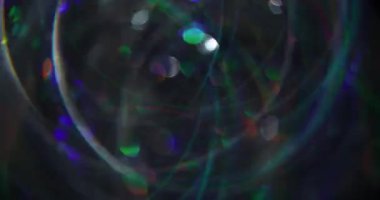 Bulanık renk değişimi. Soyut ışıltı. Göz kamaştırıcı ışıl ışıl ışıl ışık saçan mercek, Bokeh açık renk koyu arkaplanda alevleniyor..