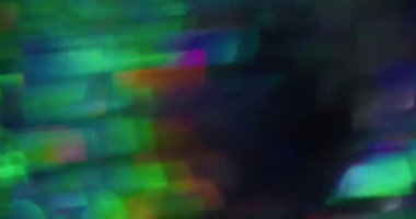 Kaleydoskop yansıması. Bulanık optik sızıntı. Parlayan sarı yeşil kırmızı mavi lens soyut modern ışık arka planında değişmekte..