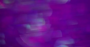 Bulanık pırıltı. Parıldayan sanat. Mor renkli sarı lens, parlak bir kaleydoskop, soyut arkaplanda yüzüyor..