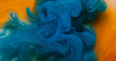 Renkli su. Boya akışı. Odaklanamayan mavi turuncu sıvı partiküller soyut sanat arka planında parlayan ışıltılı buhar..