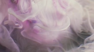 Odaklanamayan akış. Pürüzsüz sis. Suyun içinde çözünen beyaz pembe mor mat sıvı boya. Soyut sanat üçgen yüzey bulanık arkaplan.