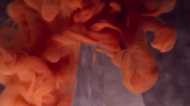 Bulut geometrisi. Parlak boya. Odaklanmamış turuncu duman damla sıvı piramit ıslak sıvı soyut koyu siyah sanat arka planı.