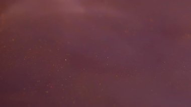 Parlak pigmentler. Islak doku. Odaklanamayan sarı turuncu altın rengi boya suyu soyut sanat eserlerinin yaratıcı arka planında yayılıyor..