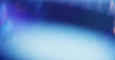 Mercek patlaması yok oldu. Mavi parıltı. Bokeh ışık ışınları beyaz arkaplanda parlayan soyut parçacıklar ekran harmanlama kipini örtüyor.