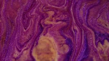 Mürekkep sıvısı. Renkli su. Odaklanamayan mor mavi madde, kimyasal diş minelerini karıştırıyor. Parıldayan emülsiyon sanat soyutlaması üzerinde hareket ediyor..