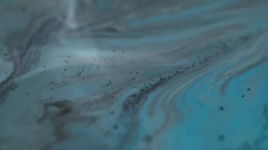 Mürekkep sıvısı. Renkli su. Odaklanmamış mavi emaye dokusu. Soyut akrilik ıslak sanat üzerinde hareket eden kimyasal sıvının içindeki mermer damlası dalgası..