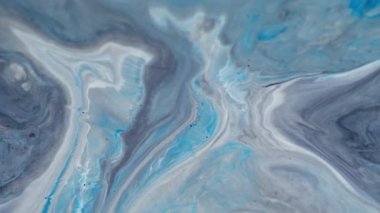 Mermer dalga. Akış parçacıkları. Çözünmüş mavi beyaz renk dalgalanması mürekkep akrilik doku parçacıkları soyut arkaplanda yayılıyor.