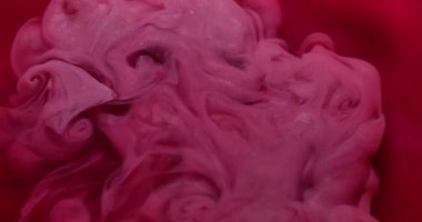 Sis rengi. Sıvı mürekkep. Odaklanmamış mor buhar dokusu ruhani su akrilik akışı soyut sanat arka planında ilerliyor.