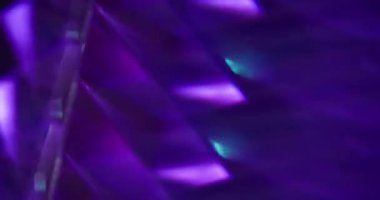 Bulanık parıltı soyut. Renkli üçgenler. Metalik geometrik doku sarı mavi mercek sanat ışığı arka planında yanıp sönüyor.