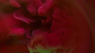 Pigment yayılmış. Boya sıçraması. Mistik renkli su boyası akışı. Kırmızı yeşil duvak patlama sıvı soyut arkaplan fantezi yüzeyi.