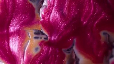 Parlak parçacıklar. Mermer sıvısı. Su akışı sıvısındaki bulanık sarı pembe mürekkep soyut sanat eserlerinin yaratıcı arka planına dökülüyor..
