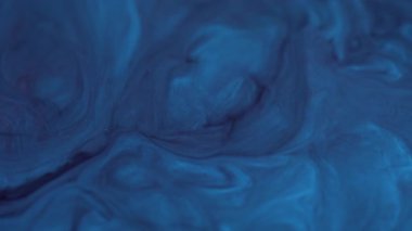 Dalgalanma dokusu. Bulut mürekkebi. Odaklanamayan mavi renkli su sıvısı kimyasal sıvı koyu siyah akrilik sanat soyutlaması üzerinde akıyor..